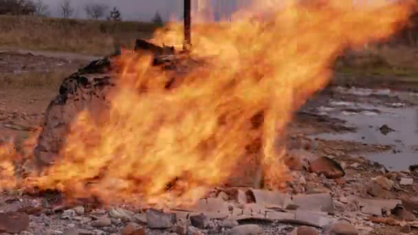 Incendio en un campo de gas — Vídeo de stock