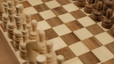 Tahtadaki satranç figürleri. Manzara iyi. Oyundan önce iki takım figür