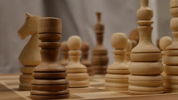 国际象棋骑士回到了他的主要位置 模糊的背景 — 图库视频影像