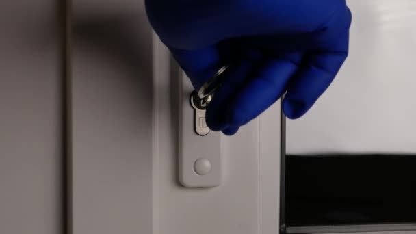 Menyisipkan Kunci Dan Membuka Kunci Pintu Tutup Tampilan — Stok Video