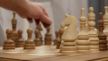 Siyah vezir satranç tahtasının bulanık tarafından hareket ediyor. yakın çekim görünümü