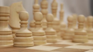 Beyaz piyon hamle yapıyor. Oyun başlıyor.