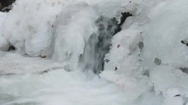 Buz şelalesiyle kaplı. Bahar geliyor konsept