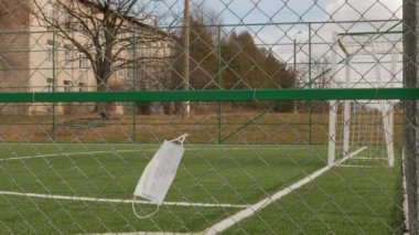 Okulun yanındaki futbol sahasında.