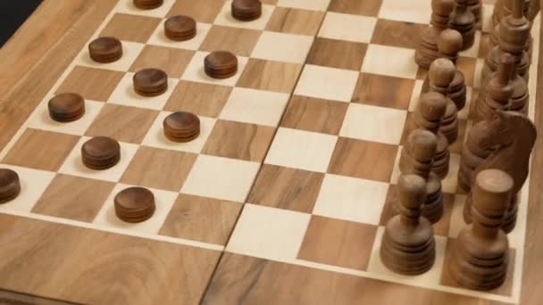 Svarta schackfigurer mittemot svarta schackpjäser. snurrar runt på brädet — Stockvideo