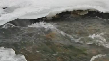 Su buzulların buz kalkanının altından akar. küresel ısınma etkisi