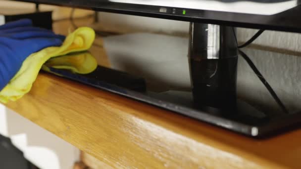 テレビセットのスタンドを拭く オークの机の上にあり — ストック動画
