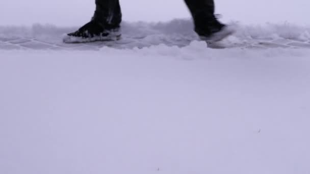 Людина Прибирає Сніг Лопатою Відео Неприємна Погода — стокове відео