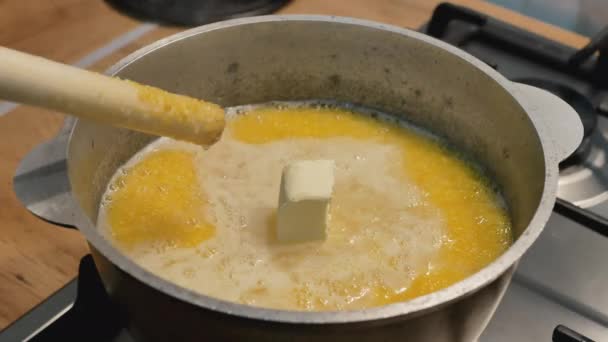 끓고 있는 화염의 물을 마시게 되도다. kulesha.corn porridge — 비디오