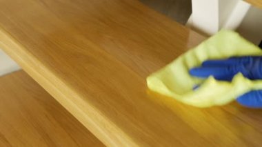 Eldivenin içindeki meşe merdiveni siliyor.