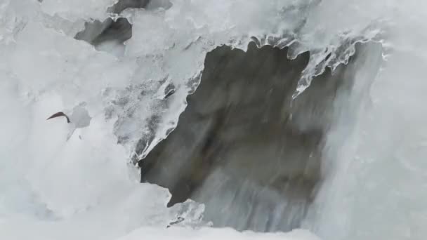 水は氷河を高速で融解させ氷を破壊します。地球温暖化問題 — ストック動画