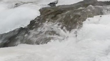 Dağların tepesindeki eriyen buzulun oluşturduğu akarsu. Küresel ısınma kavramı.