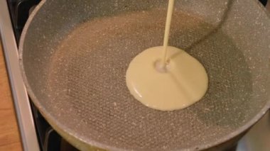 Gaz sobasında krep yapmak.