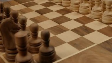 Satranç tahtası dönüyor. Yan görünüş. Özgeçmiş için iyi. 4k video