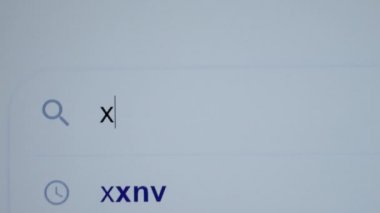 Bedava porno kelimelerle yazılmış arama çubuğu. Porno bağımlılığı sorunu. Çocukların pornoya sınırsız erişimi vardır.