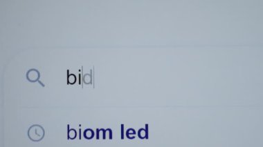 - bideo-kelimelerle yazılmış arama çubuğu. Porno bağımlılığı sorunu. Çocukların pornoya sınırsız erişimi vardır.