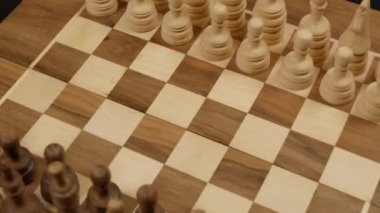 Satranç tahtasındaki el yapımı satranç figürleri