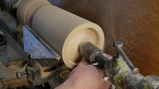 Carpenter polishes the butt side of the wooden blank — Vídeo de Stock