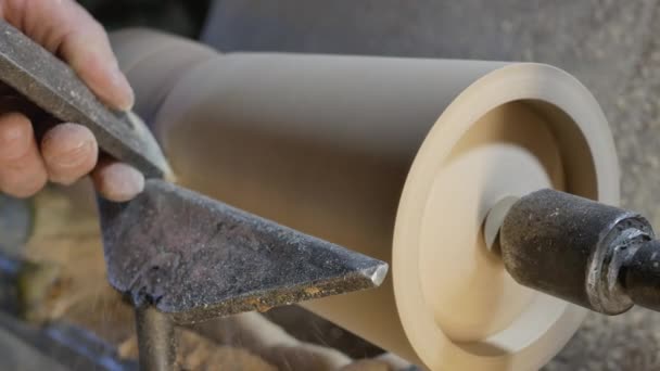 Плотник со скошенной кромкой формирует деревянную заготовку — стоковое видео