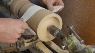 Marangoz yan yüzeyi parlatmış, tahta boşluğu. İşte ahşap akort tornası.