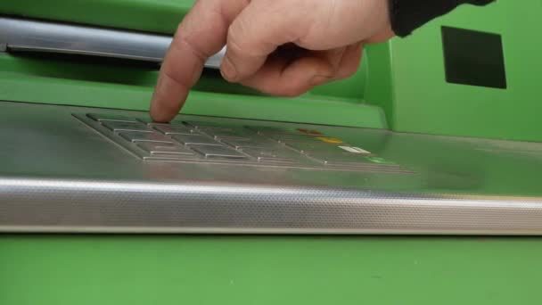 Mano del trabajador está introduciendo su código pin en el teclado de ATM — Vídeos de Stock