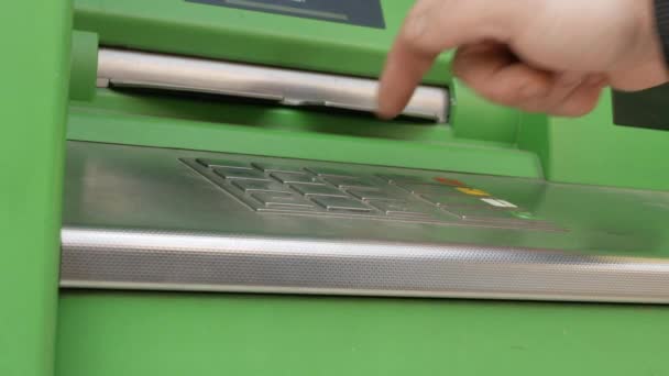 Мужчина набирает свой пин-код и нажимает кнопку "ОК". настоящий банкомат рядом с рабочим местом. покрытые пылью. интересный взгляд — стоковое видео
