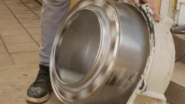 Artesanos profesionales se examina tambor desmontado de la lavadora — Vídeos de Stock