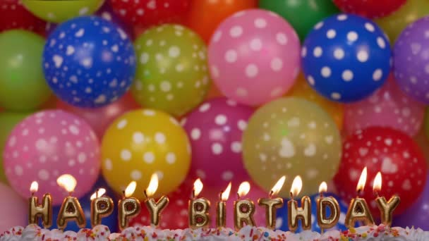 Ładne świece w formie napisu Happy Birthday. różne kolorowe balony są na tle — Wideo stockowe