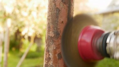 Pas ve eski boyalar açılı Öğütücüyle meta pikaptan çıkarılıyor