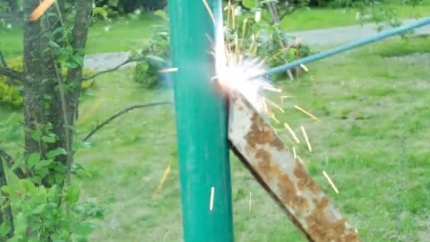 Svetsare arbetar med elektrod vid halvautomatisk bågsvetsning metallrör stå gnistor från svetsning — Stockvideo
