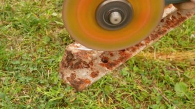 Angie Grinder iş başında. 4k video