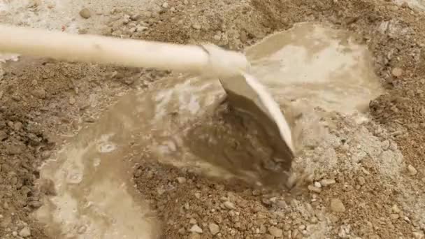 Handmatig mengen van beton. 4k video — Stockvideo