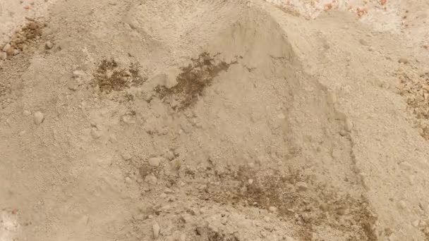 Professionelle Bauarbeiter mischen manuell nassen grauen Zement. Nahaufnahme — Stockvideo