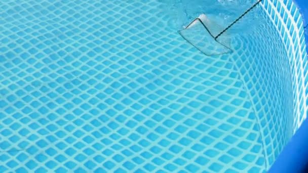 Trabalhador está limpando piscina das folhas caídas com equipamento líquido no dia ensolarado de verão — Vídeo de Stock