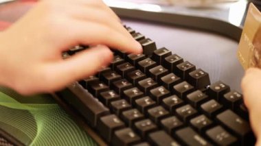Adam online alışveriş için kredi kartı kullanıyor. görünümü kapat