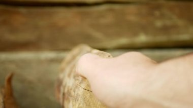 Adam kütükleri üst üste dizer