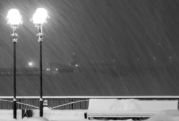 冬景色提灯通り雪の店の夜 — ストック写真