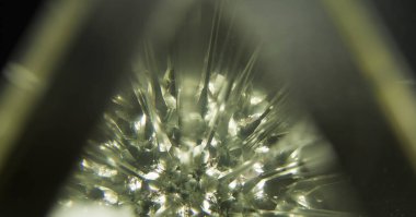 Soyut kristal ışınlar üçgen karanlık arkaplan