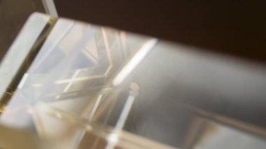 Soyut kristal üçgen kahverengi ışık