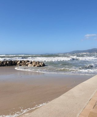 Kaya duvarlı ve kumlu küçük sahil, Mallorca 'da mavi yaz denizi.