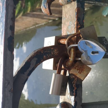 Palma şehrinin ortasındaki torrente bakan köprüye özel asma kilitler yerleştirildi