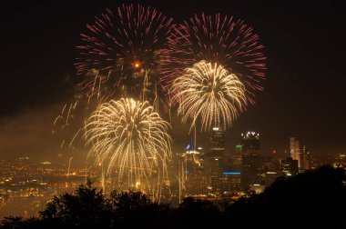 Bağımsızlık Günü 'nde Pittsburgh üzerinde havai fişekler, Pennsylvania, ABD