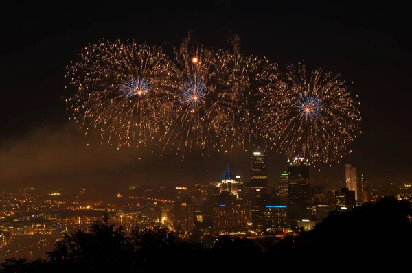 Bağımsızlık Günü 'nde Pittsburgh üzerinde havai fişekler, Pennsylvania, ABD