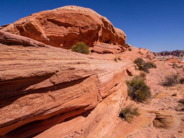Clear, Blue Sky ile Nevada, Nevada 'daki Fire National Park Vadisi' nde kaya oluşumu.