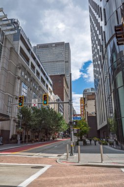 Pittsburgh, Pensilvanya şehir merkezinde trafik ışıkları ve modern ofis binaları olan bir caddeye bakan bir manzara.