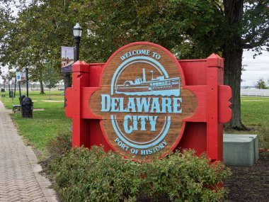 Delaware City Tarih Limanı tabelasına hoş geldiniz. Delaware, ABD 'de tarihi bir buharlı gemi illüstrasyonuyla karşınızdayız..