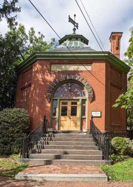 Sekizgen tuğlalı Eski Kütüphane Müzesi 'nin New Castle, Delaware' de merdivenleri ve rüzgâr fırıldağıyla dış görünüşü.
