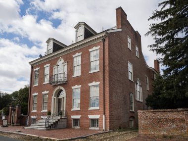 Delaware, New Castle 'da bulutlu bir gökyüzünün altında büyük, tarihi Read House malikanesinin dörtte üçü, büyük bir kırmızı tuğla Gürcü / Federal tarzı bina..