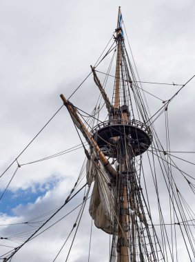 Delaware, Wilmington 'daki Christina Park Kalesi' ne kenetlenmiş tarihi Kalmar Nyckel uzun gemisinin tahta direğinin alçak açılı görüntüsü..