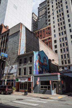 Pittsburgh, Pennsylvania şehir merkezinin zıt mimari tarzları. Tarihi bir binanın üzerinde canlı bir duvar resmi..